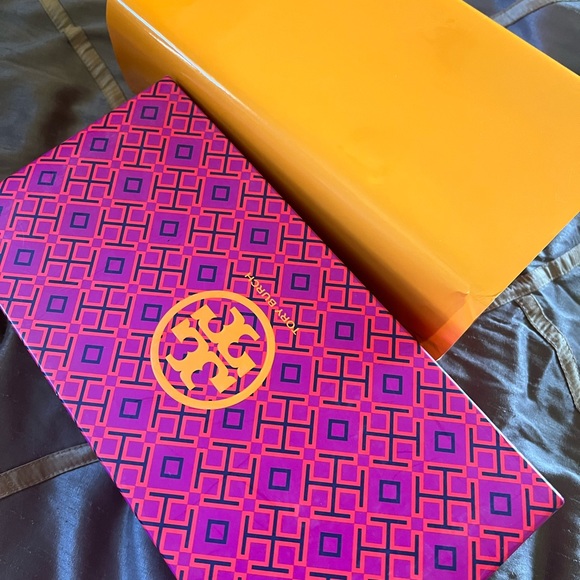 Tory Burch Sandals. Has never been worn . Absolutely beautiful! - Picture 4 of 5